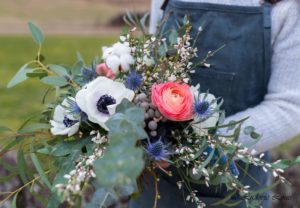 Bouquet de saison blanc, rose et bleu