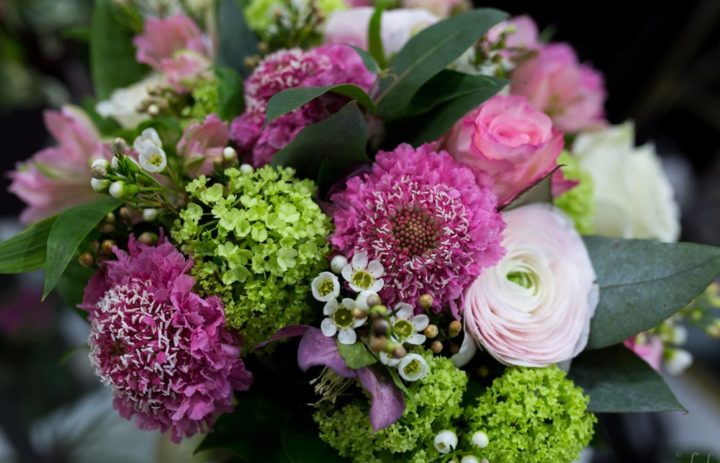  bouquet-de-saison-fuschia-vert-blanc 