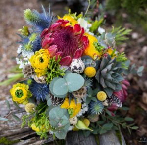 Bouquet de saison jaune, bleu et rouge