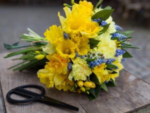 Bouquet de saison jaune, bleu