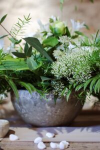 Bouquet de saison en pot blanc et vert