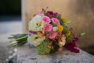 Bouquet de saison rose, jaune et blanc