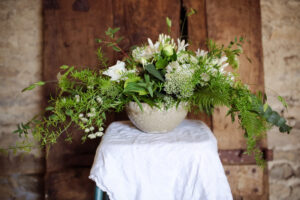 Grand bouquet de saison en pot blanc et vert