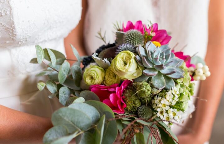  12-bouquet-mariee-succulente-festival-alternatif-mariage-tulle 