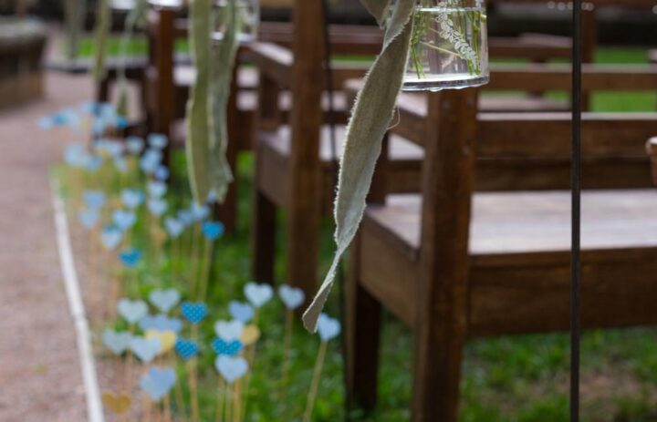  4-decoration-florale-allee-ceremonie-laique-cloitre-tulle 