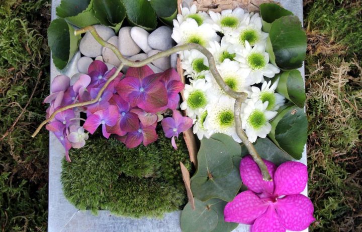  atelier-art-floral-composition-plateau-mousse-branche-fleurs 