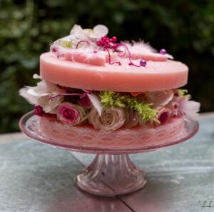 Gateau végétal avec mousse artificielle rose avec des roses et de la mousse végétale