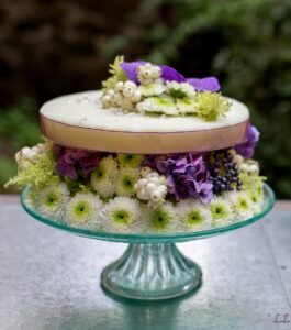 Gateau végétal avec mousse artificielle fleurs blanches et hortensia