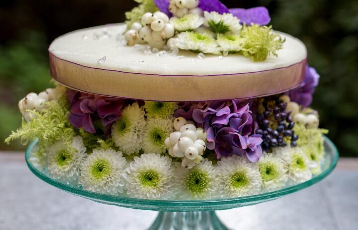  atelier-art-floral-gourmandise-composition-violet-blanc 