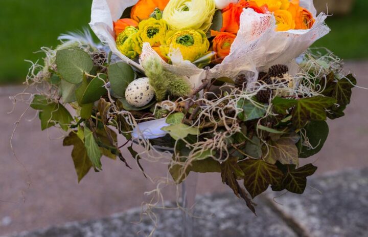  atelier-art-floral-oeufs-paques-tulle-orange-jaune-bleu 