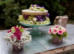 Petite composition piquées avec Gypsophile, baies et roses