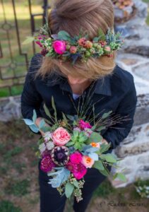 Bouquet et couronne pour un mariage aux couleurs vives d'été