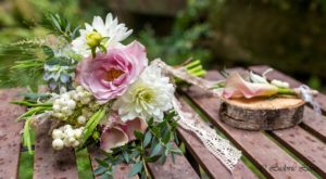 Bouquet de mariée et boutonnière de marié rose pâle et blanc