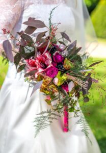 Bouquet de mariée avec amaryllis, rose violette, lierre, eucaliptus, asparagus et graminées