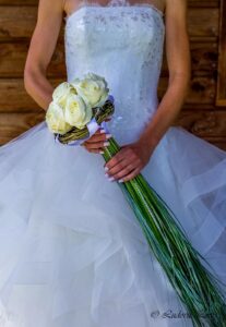 Bouquet de mariée à longues tiges avec roses blanches et strass