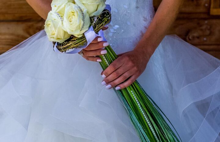  bouquet-mariee-longues-tiges-roses-blanches-strass 