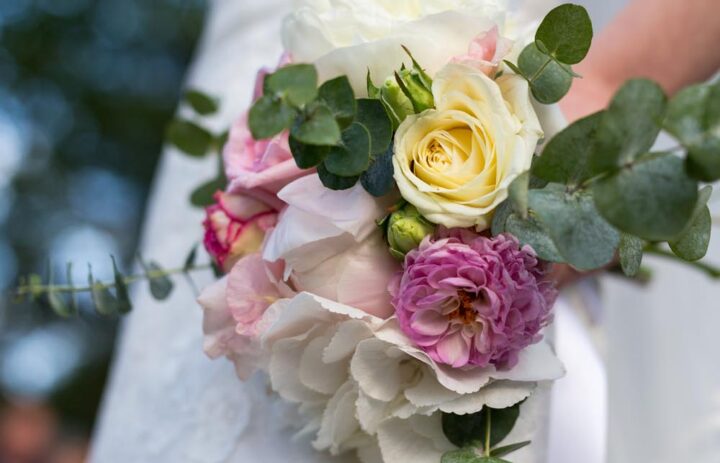  bouquet-mariee-romantique-rose-blanche-eucalyptus 