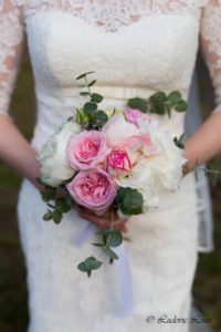 Un bouquet de mariée romantique de roses et pivoines blanches