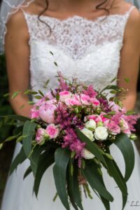 Bouquet de mariée composé de roses rose et blanche et de pivoines rose