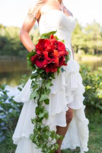 Bouquet de mariée rouge avec cascade de lierre