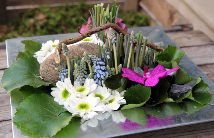  composition-art-floral-plateau-carre-branche-fleurs-blanches-feuillage 