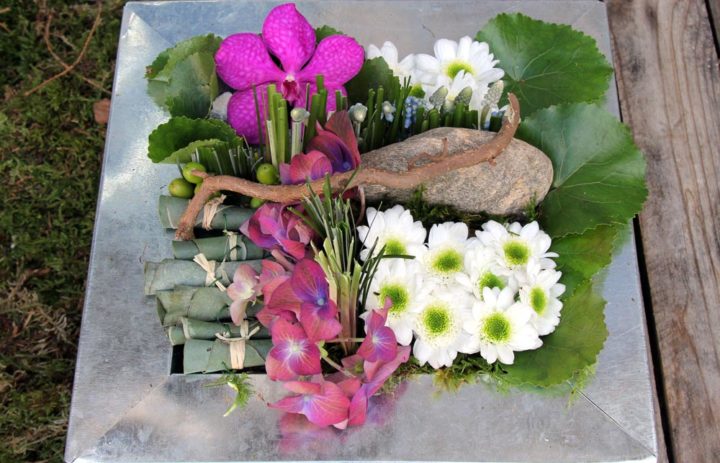  composition-plateau-carre-branche-fleurs-blanches-feuillage-art-floral 