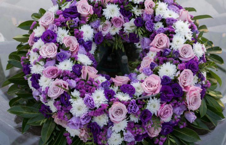  couronne-mortuaire-violet-blanc-fleuriste-createur-tulle 