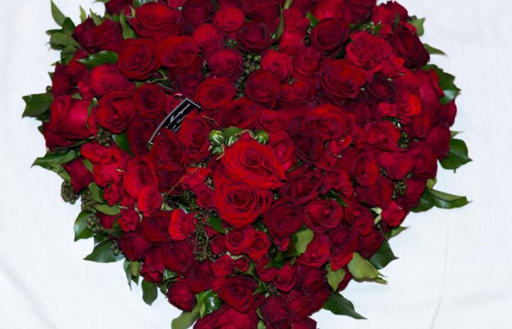  couronne-souvenir-coeur-roses-rouges 