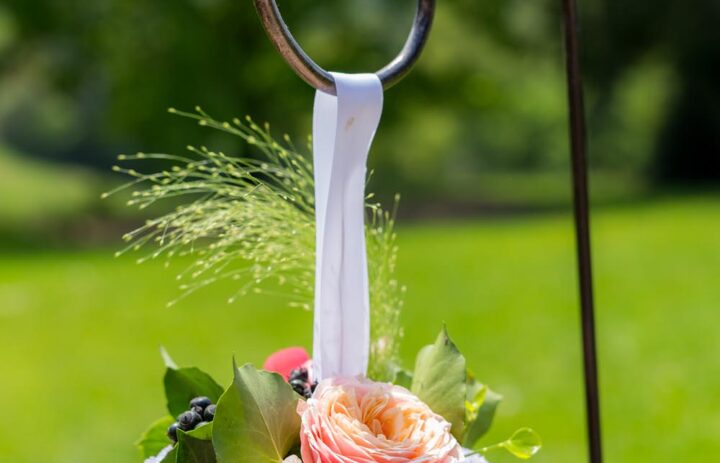  decoration-allee-ceremonie-laique-exterieure-bouquet 