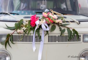 Décoration de voiture mariage avec pivoines corail, rose et eucalyptus