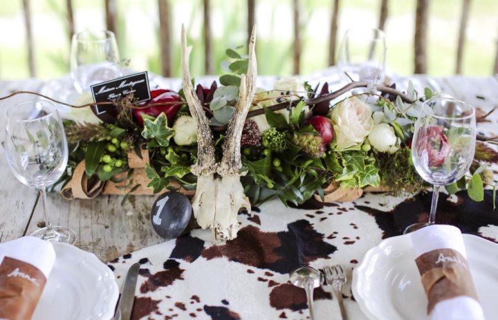  decoration-centre-table-crane-peau-vache-fleurs 