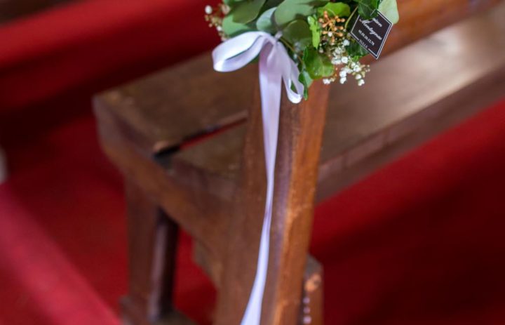  decoration-eglise-couronne-lierre-fleurs-blanches 