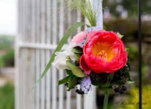 suspension sur fer forgé avec rose, lierre boule et pois de senteur