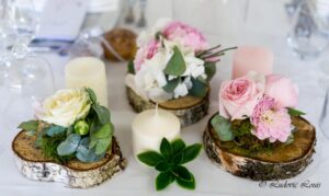 Décoration de table fleurie pour un mariage romantique en rose et blanc