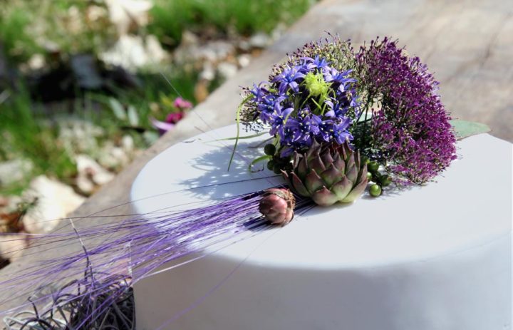  decoration-table-fleurs-mariage-inspiration-violet 