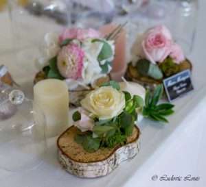Décoration de table de mariage composée de roses blanches et roses