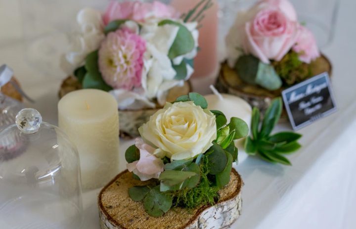  decoration-table-fleurs-roses-blanches-rondin 