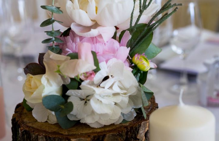  decoration-table-mariage-fleuri-pivoines-blanches 