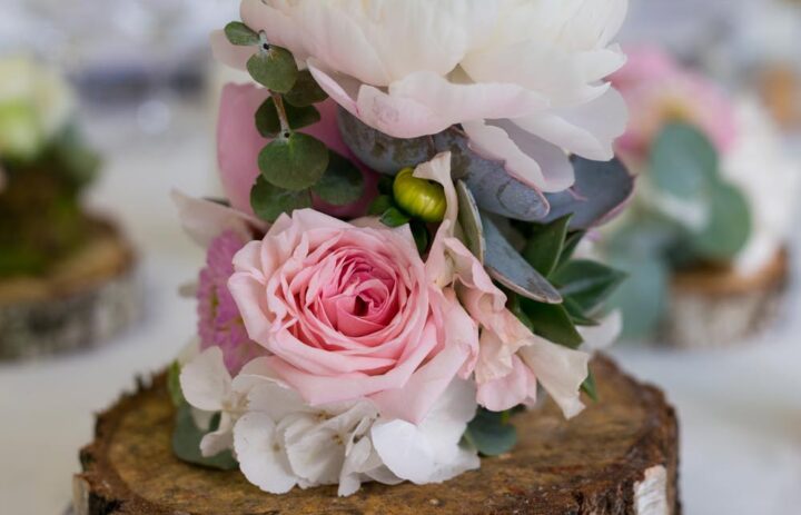  decoration-table-mariage-fleuri-rondin-roses-pivoines 