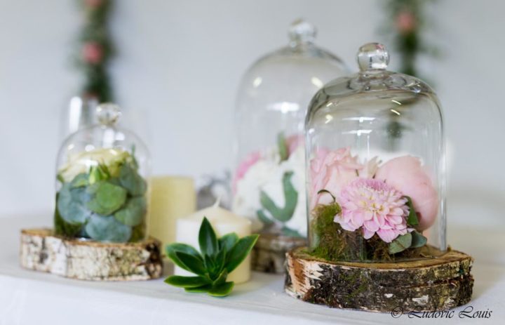  decoration-table-mariage-fleuri-rondin-roses-pivoines-cloches 