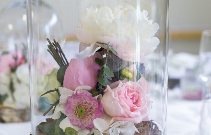  decoration-table-mariage-romantique-rondin-roses-pivoines-cloche 