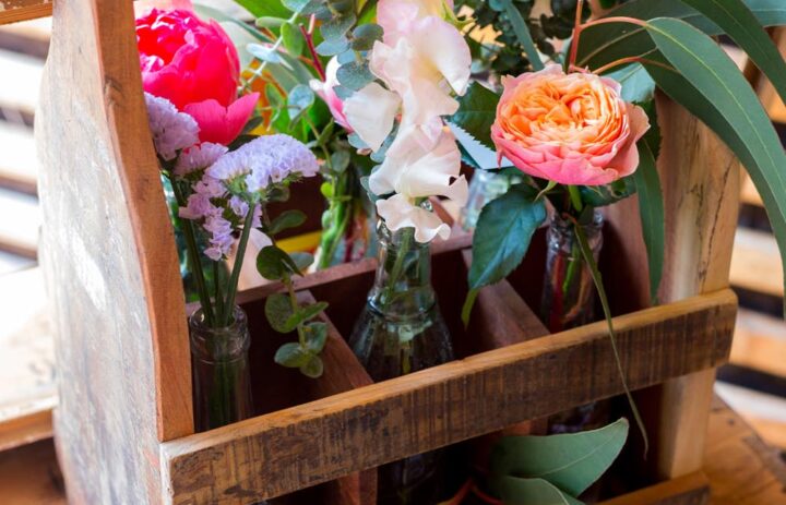  decoration-vintage-fleurie-bouteilles-pivoines 