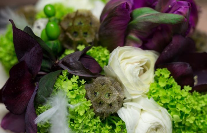  detail-composition-fleurs-violet-blanc-aterlier-art-floral 