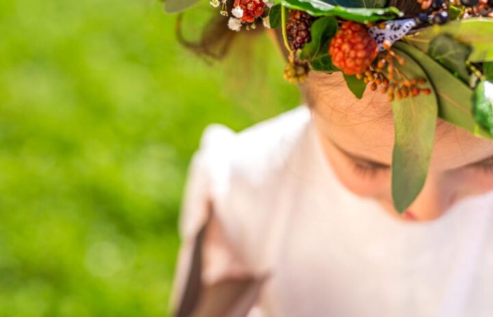  detail-couronne-fleurs-petite-fille-honneur-baies-automne 