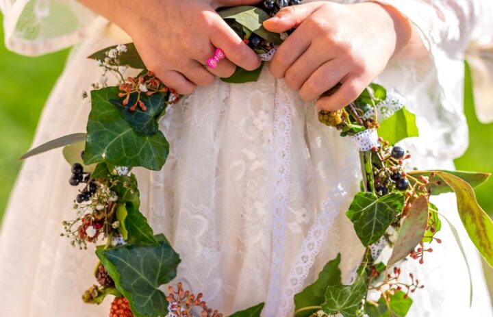  detail-petite-fille-honneur-couronne-lierre-baies 