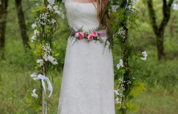  mariee-romantique-balancoire-fleurie-couronne-ceinture-roses-fougere 