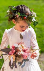 Bouquets de demoiselle d'honneur avec roses pastelles graminée rouge et eucaliptus et couronne végétativ