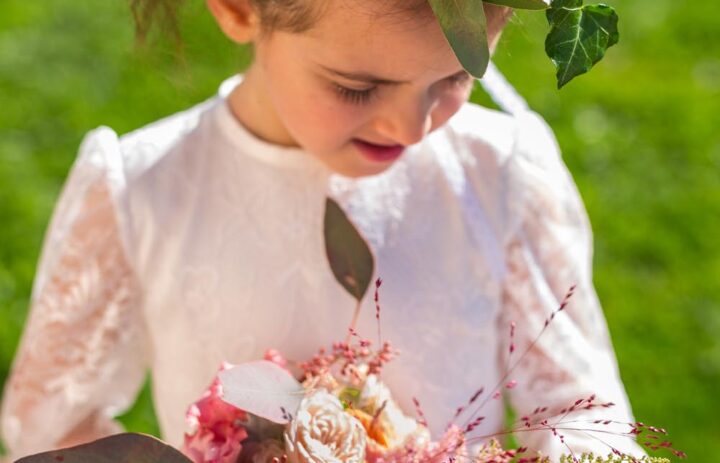  petite-fille-honneur-mariage-couronne-fleurs-bouquet-automne 