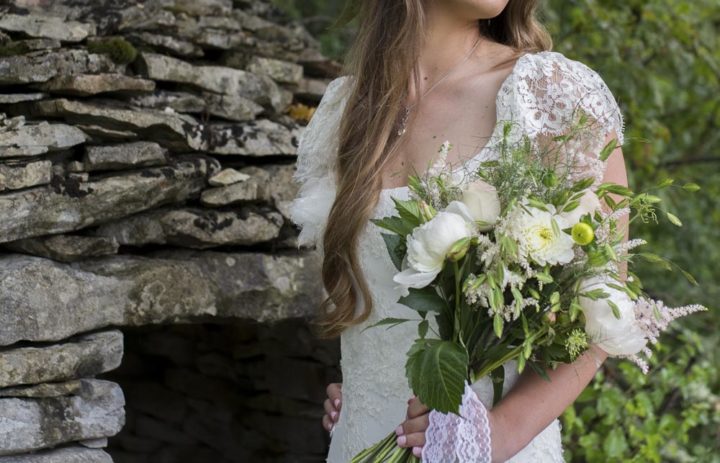  shooting-inspiration-mariage-fleuri-couronne-fleurs-roses-bouquet-blanc 